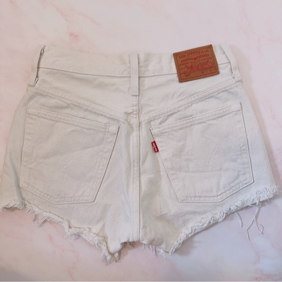 COPY - Levis 501 distressed shorts (beige, size 25) - Picture 4 of 5